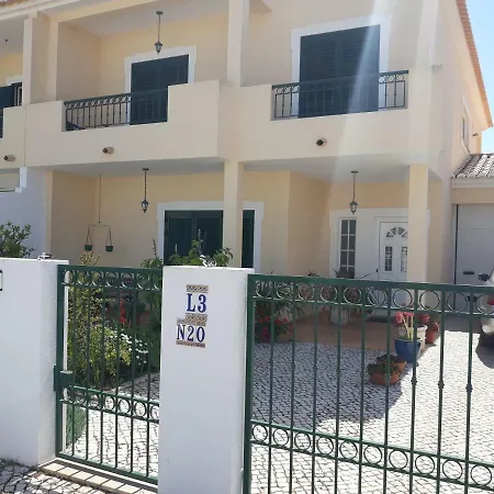 Homestay Portomos Beach, Rms
